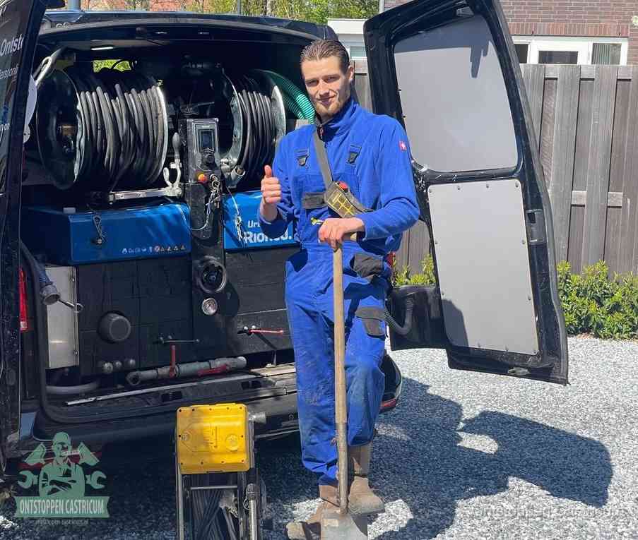 Een tevreden monteur met opgestoken duim naast de bestelbus, slim ingrijpen bespaart kosten bij een verstopte afvoer in Castricum