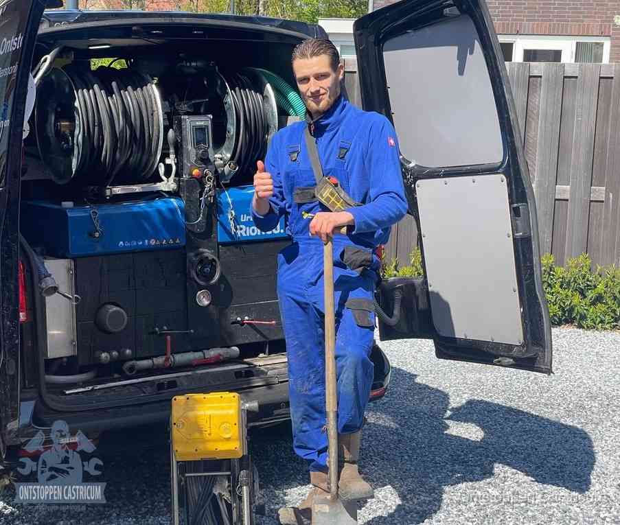 Een tevreden monteur met opgestoken duim na een geslaagde klus, slim ingrijpen bespaart kosten bij een verstopte wc in Castricum