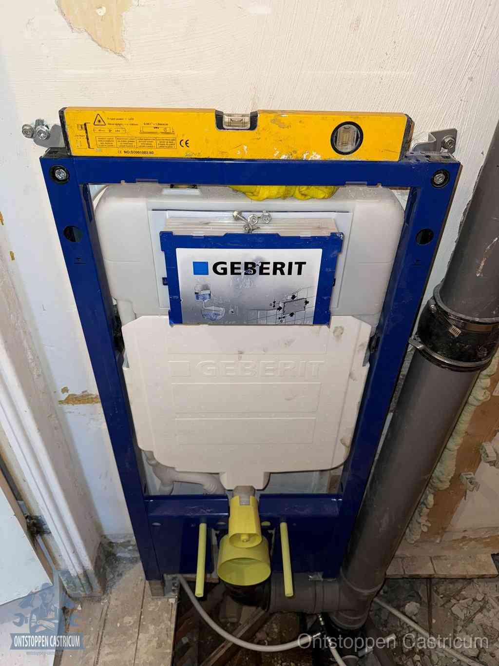 Een Geberit inbouwreservoir met frame voor een hangtoilet tegen de wand, met de afvoerbocht naar de vloer, kenmerkend voor een verstopt hangtoilet in Castricum