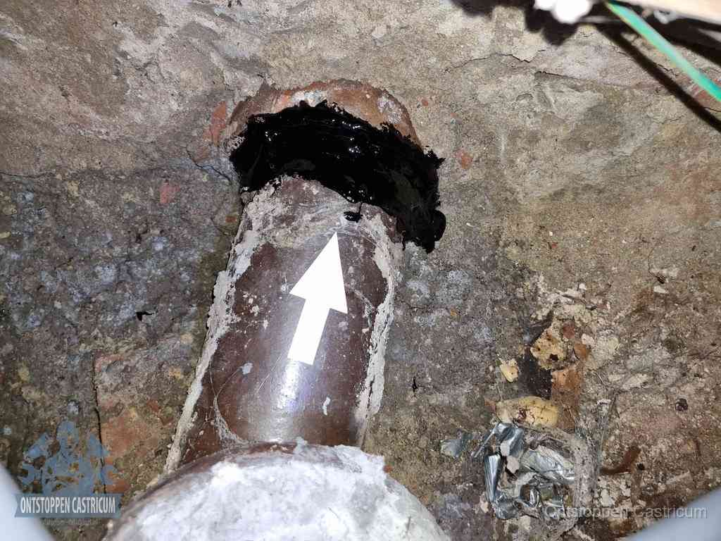 Een oude gres rioolbuis met een beschadigde koppeling onder de vloer, oorzaak van terugkerende structurele wc-problemen in Castricum