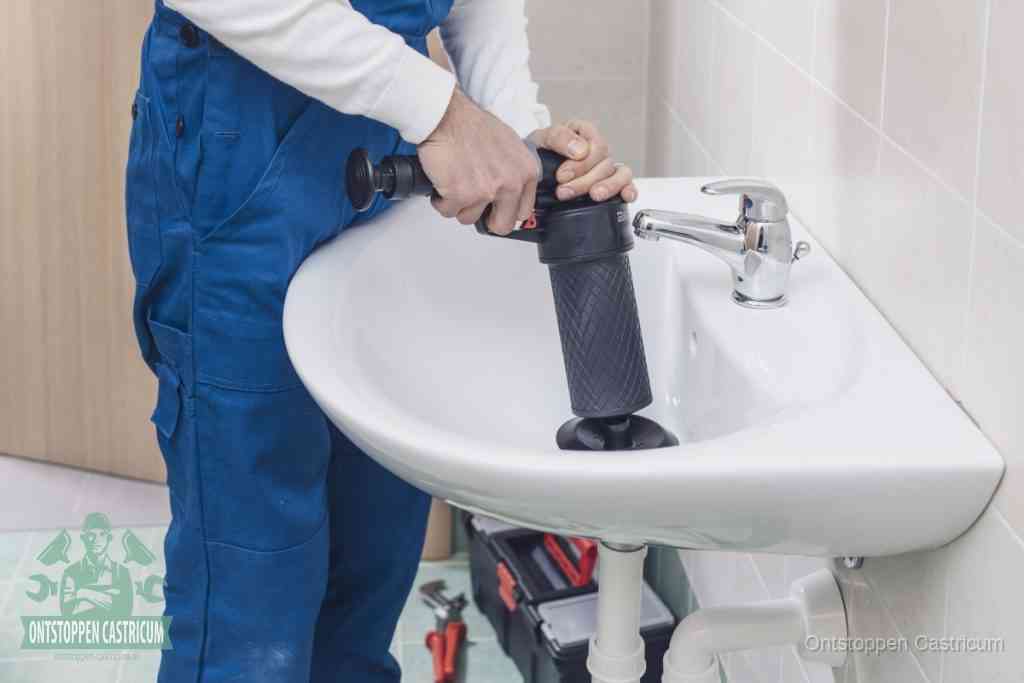 Een te ruwe doe-het-zelf poging met een hand-pomp op de afvoer van een badkamer-wastafel, een van de veelgemaakte fouten bij afvoer ontstoppen in Castricum