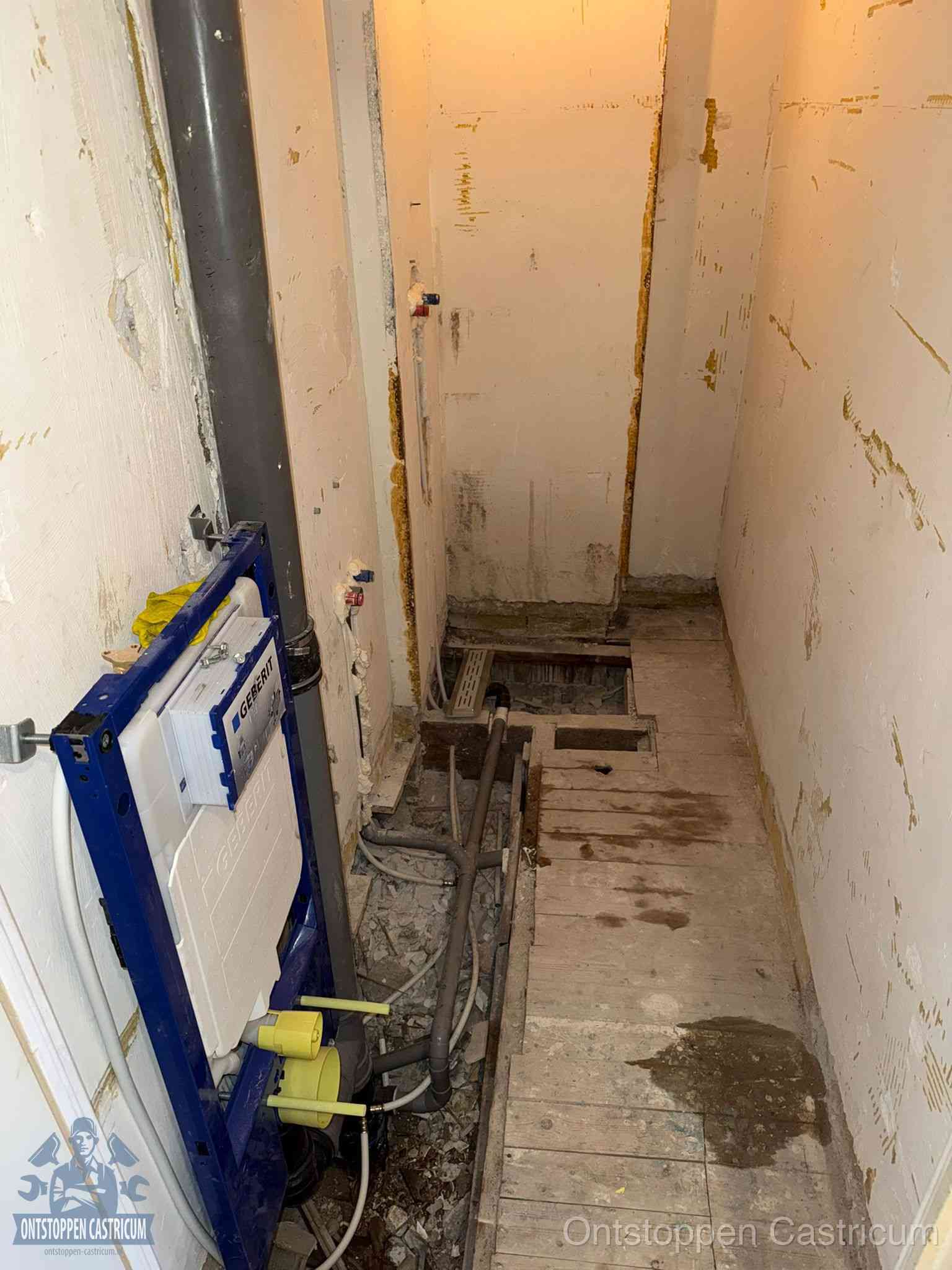 Een opgebroken toiletruimte tijdens renovatie met een Geberit inbouwreservoir en blootliggende oude afvoerleidingen, typisch voor oudere woningen in Castricum
